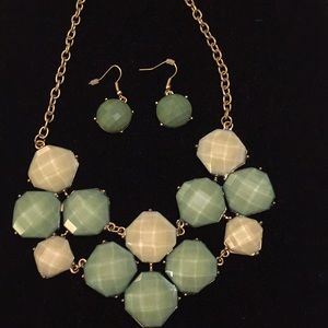 Necklace& Earring Set. Green